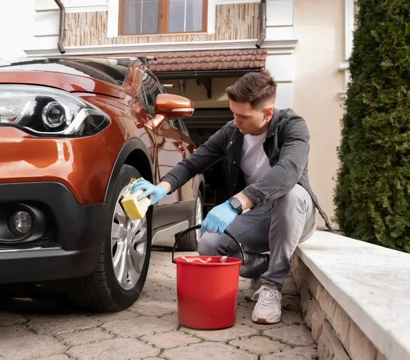 Lavage auto à domicile Le Mas : professionnel intervenant sur un véhicule